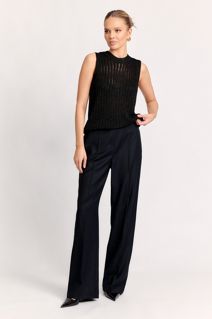 Брюки прямого кроя на поясе полной длины.