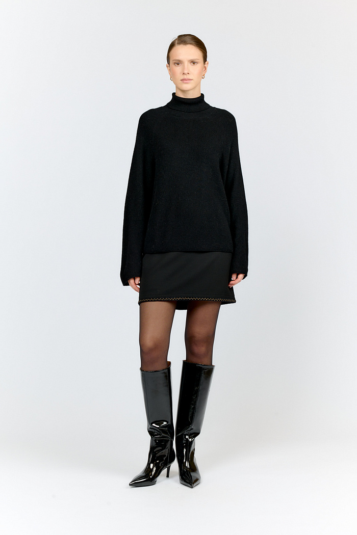 Джемпер оверсайз силуэта с высокой горловиной и широкими рукавами реглан