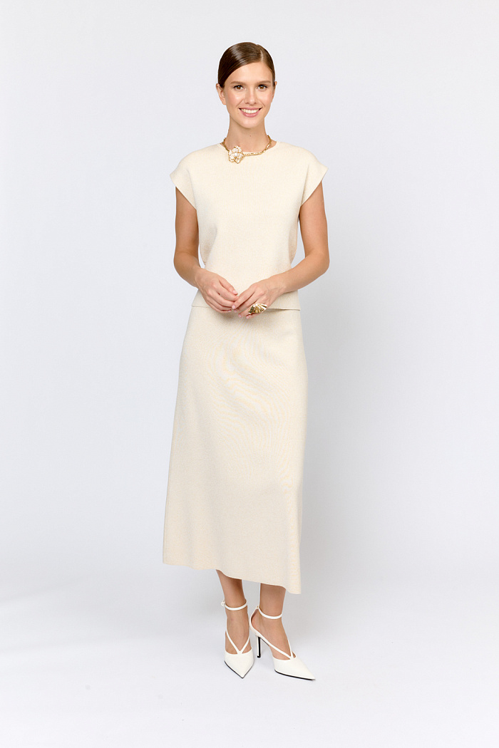 Джемпер со спущенным плечом без рукавов, с круглым вырезом, свободного кроя. Качественный материал с вискозой и эластаном в составе обеспечивает комфорт и безупречную посадку. Джемпер дополнит комплект с юбкой или брюками из аналогичного материала для создания лаконичного стильного лука.