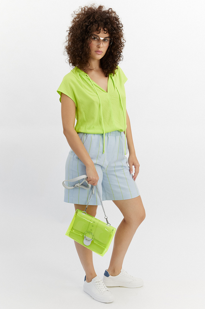 Блуза с цельнокроенным рукавом. Декоративные шнурки на завяхках в планке.