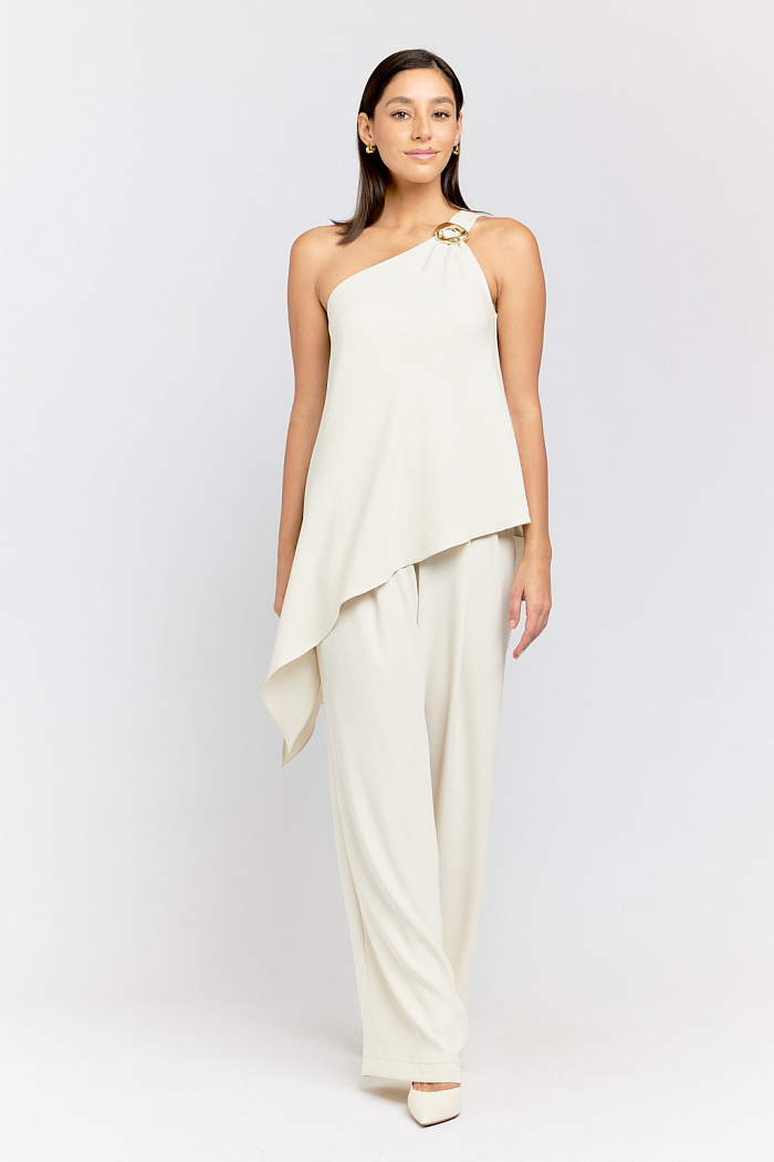 Брюки свободного силуэта с защипами с эластичным поясом на спинке . Выполнены из приятной тактильно ткани с эластаном. Создают идеальный комплект с топом и туникой из той же ткани и цвета.