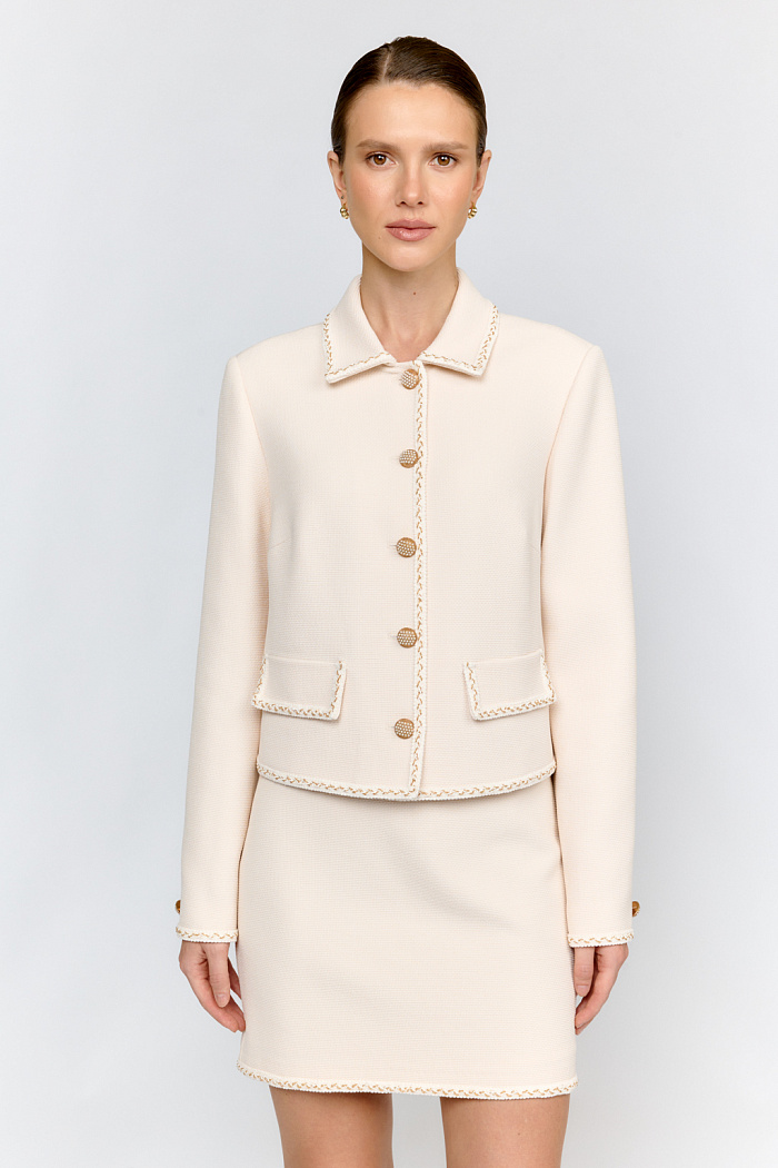 Укороченный жакет в стиле Шанель из фактурной костюмной ткани цвета экрю - вневременная база в современном гардеробе. Декоративная тесьма и рубашечный воротник придают модели особый шик. Премиальный состав ткани гарантирует комфорт и долговечность.