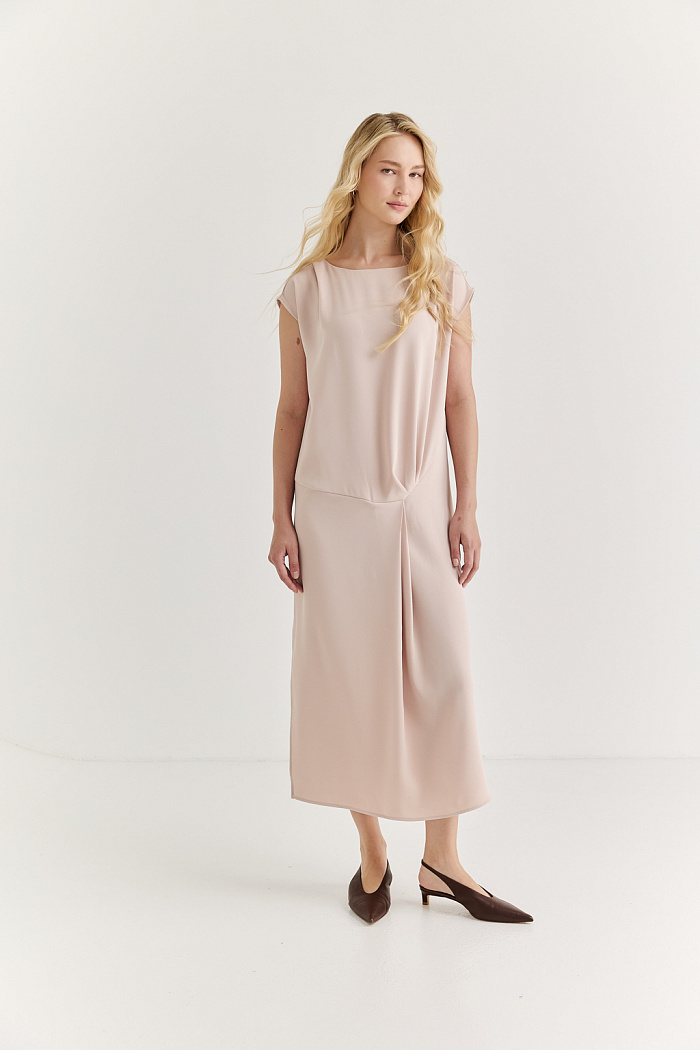 Изысканное платье длиной миди из матового крепа глубокого черного цвета  - готовый стильный образ. Декоративный перекрут - узел по центру по центру изделия обеспечивает полуприлегающий силуэт и создают заметный аутфит.