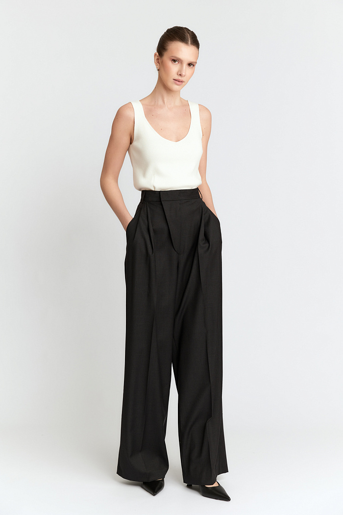 Широкие брюки со средней посадкой со складками по поясу и фигурным гульфиком.