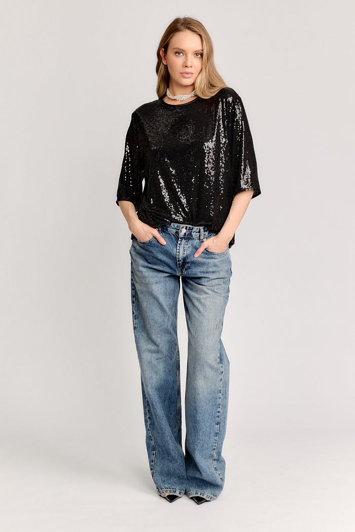 Блуза свободного кроя с коротким рукавом.