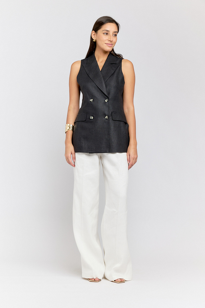 Жилет двубортный приталенного силуэта с широким английским воротником. Пройма американка.