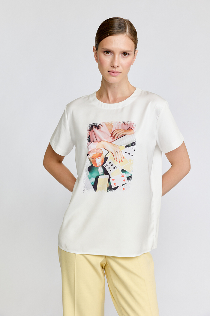 Футболка прямого силуэта с принтом по полочке.