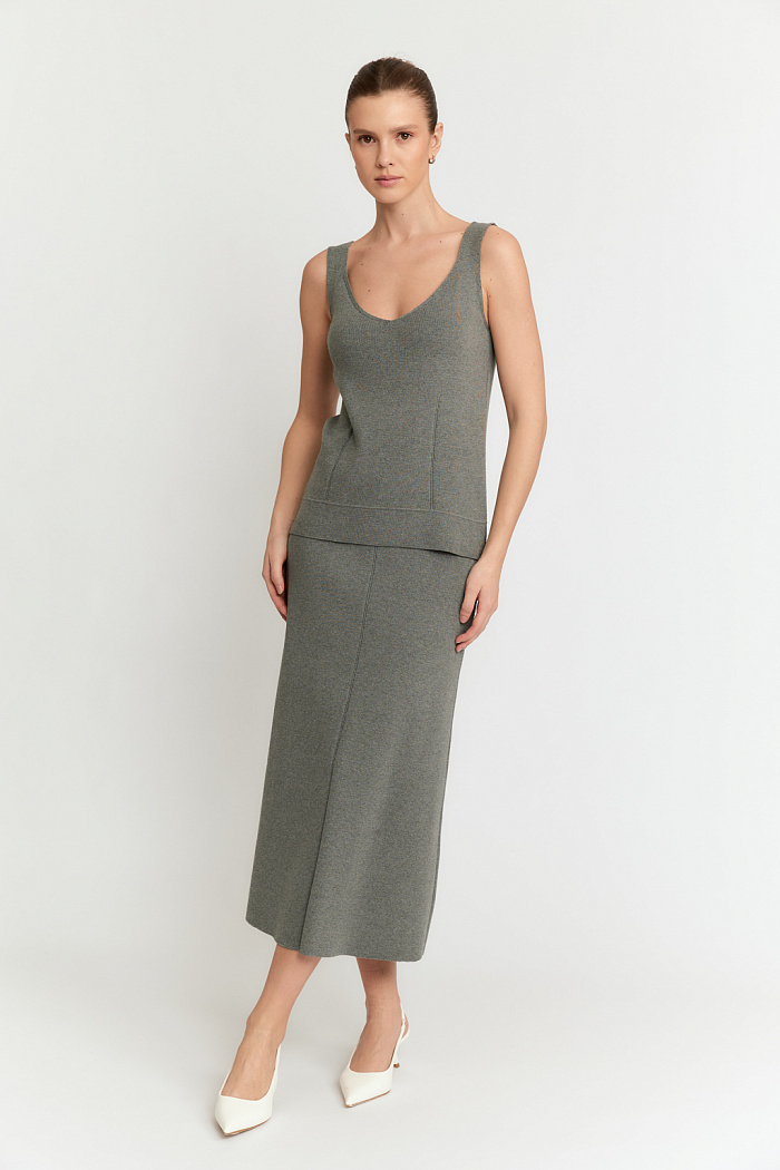 Топ полуприлегающего силуэта с V-образным вырезом