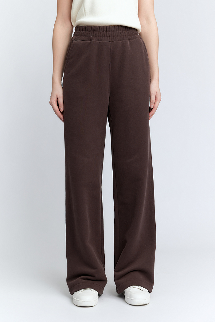 Брюки прямые на резинке по поясу.