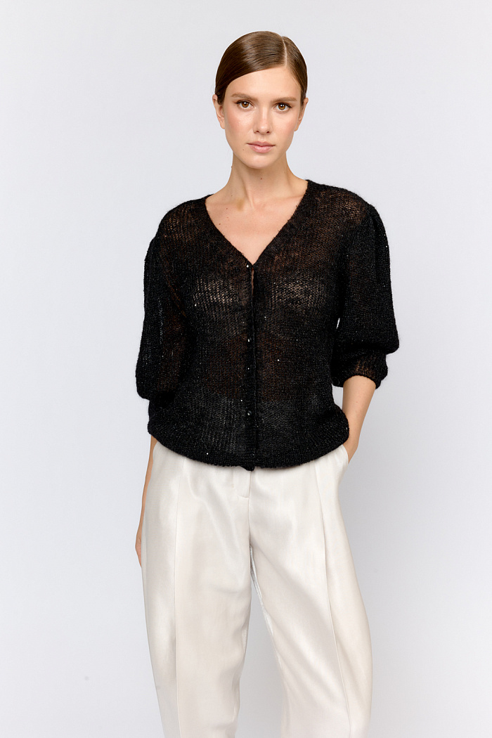 Легкий кардиган с центральной застежкой на пуговицы, V-образной горловиной и укороченным рукавом. Выполнен в премиальной пряже в составе которой, мохер и шерсть. Невесомый на вид, кардиган теплый и уютный. Мохер обладает множеством преимуществ: он легкий, обладает натуральным блеском, прочностью и долговечностью, отлично удерживает тепло. Кроме того, мохер устойчив к скатыванию и деформации. Модель кардигана умеренного объема с укороченным рукавом, идеальна для вечерних образов.