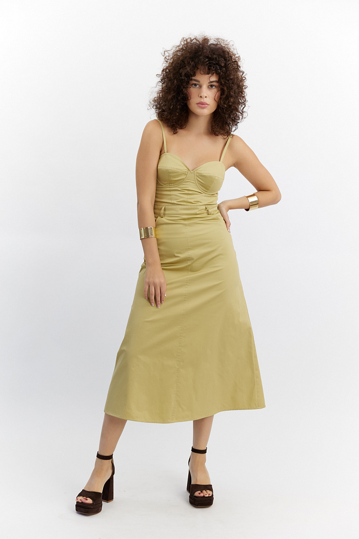 Платье сарафан полуприлигающего силуэта на бретелях. Юбка расклешенная к низу. Застежка молния на спинке. Длина миди.