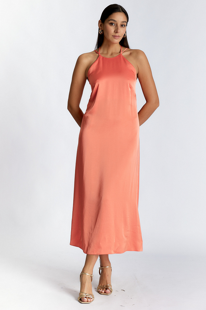 Платье на бретелях с открытой спиной длины миди. Силуэт приталенный.