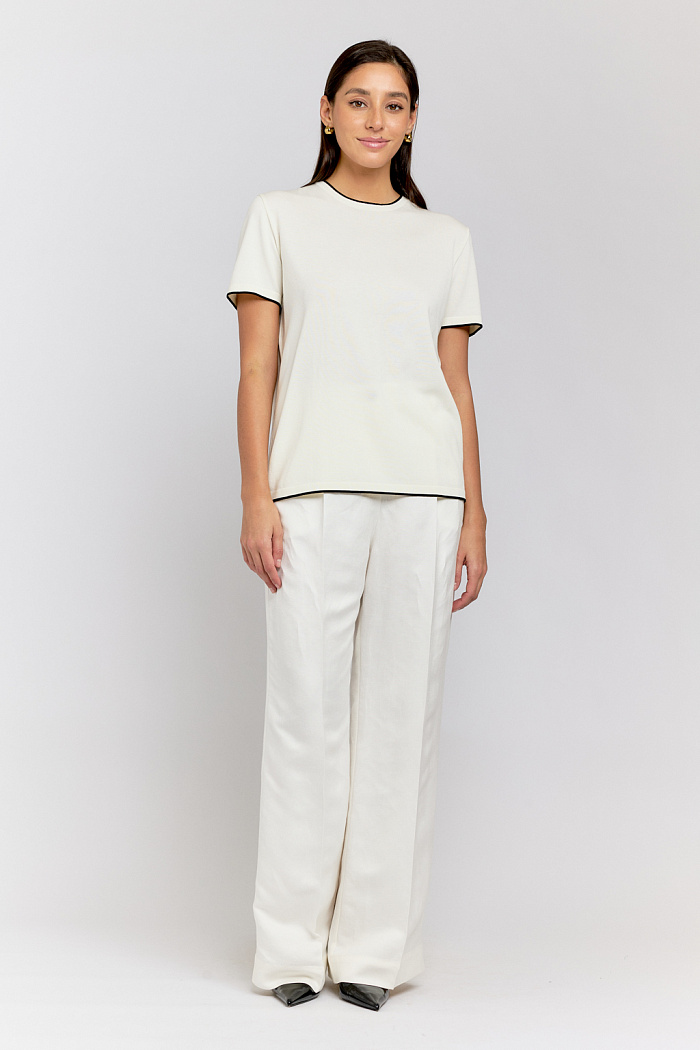 Джемпер вязаный с коротким рукавом прямого кроя.