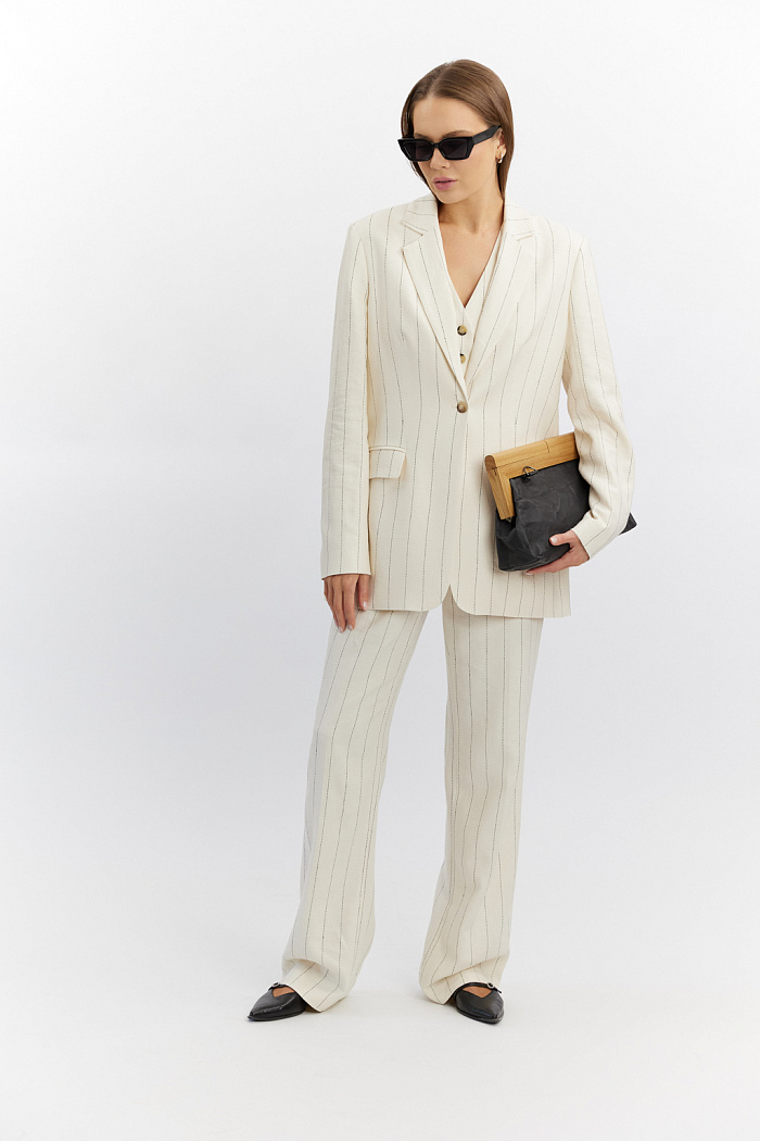 Брюки прямого силуэта стандартной длины с застежкой на молнию спереди.