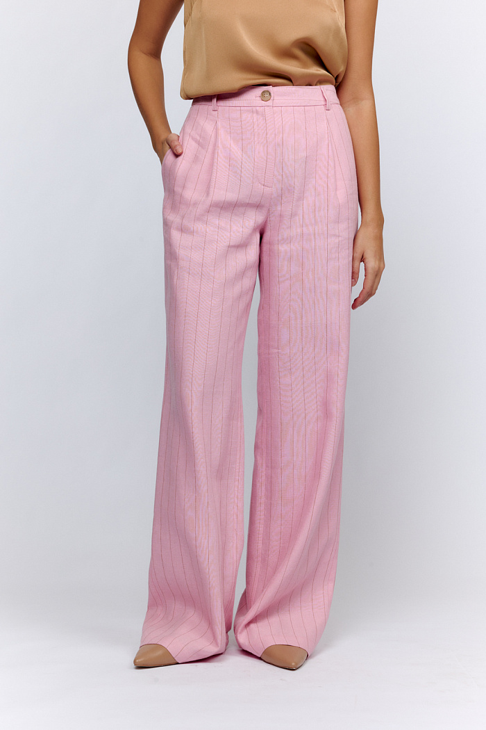 Брюки прямого силуэта на поясе с защипами спереди. Застежка на пуговицу и молнию.