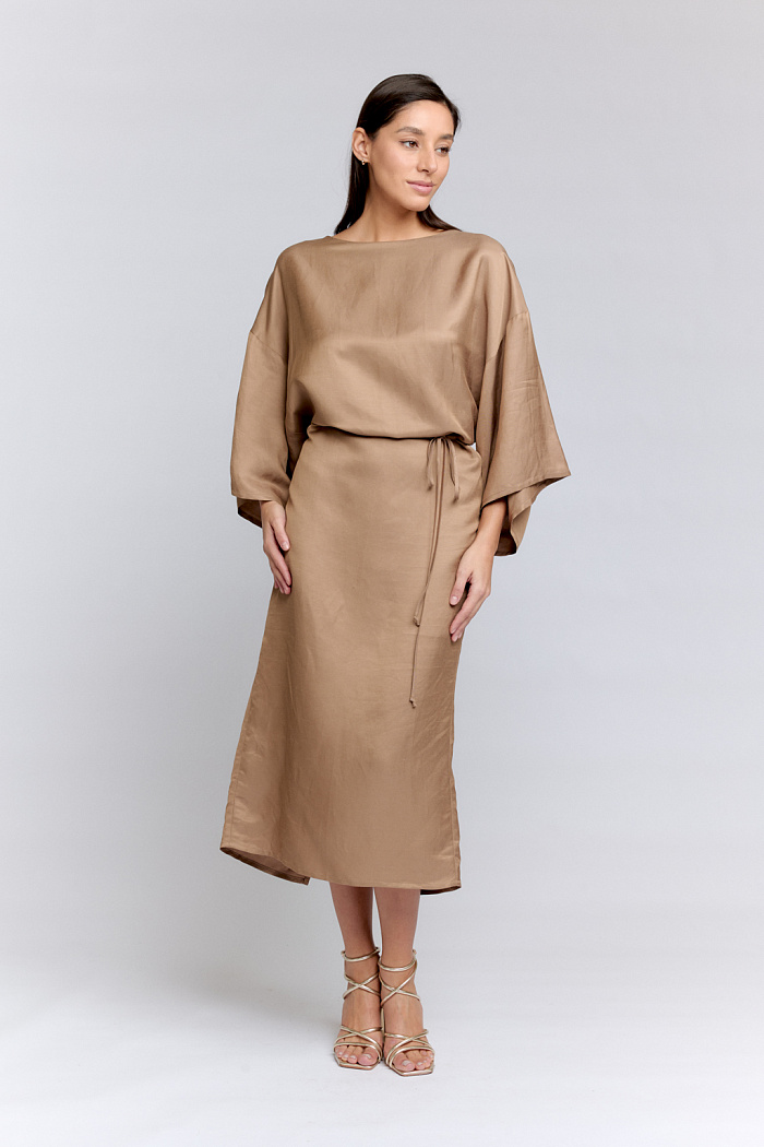 Платье с объемными широкими рукавами длины миди.