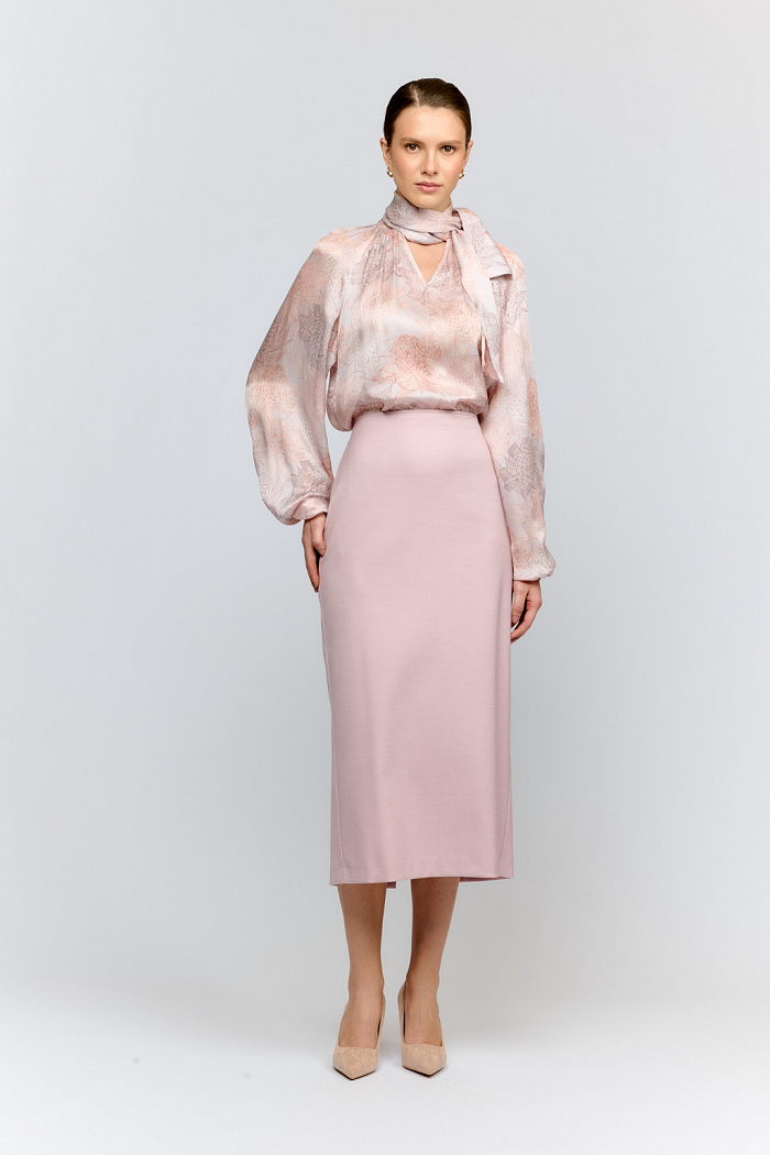 Элегантная юбка-миди из костюмной ткани светло лилового цвета. Зауженный силуэт и идеальная посадка на талии создают женственный образ. Идеально сочетается с жакетом и брюками из той же коллекции для создания total-look.