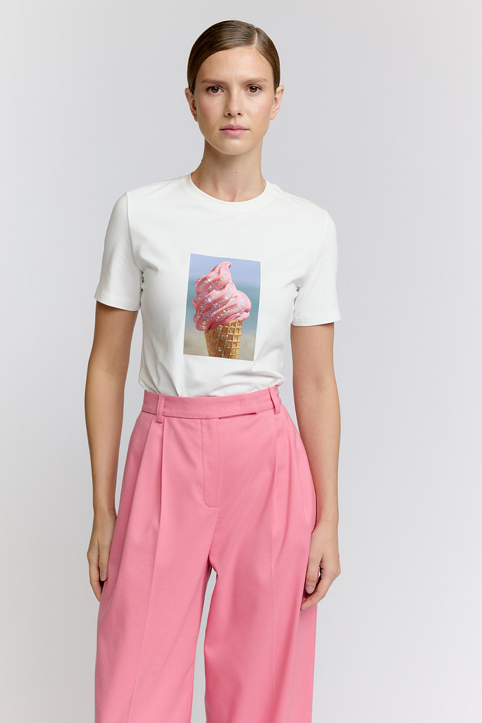 Футболка прилегающего силуэта с принтом по полочке.