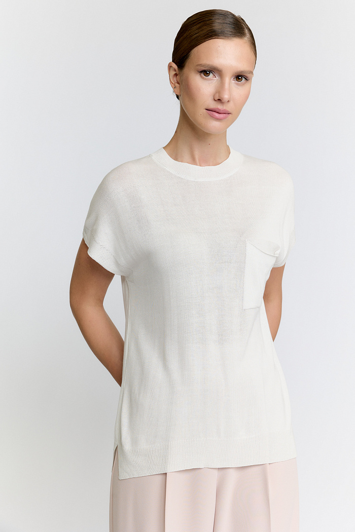 Джемпер со спущенными плечами и накладным карманам по груди.