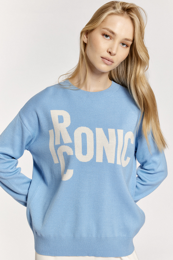 Джемпер со спущенной линии плеча прямого силуэта. Рукав стандартный длины. По полочке расположена надпись.