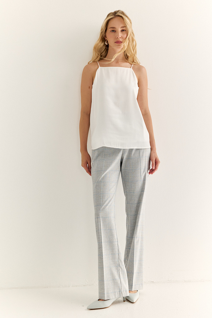 Зауженные классические брюки: чёткий силуэт и безупречная линия

Эти брюки с высокой посадкой и зауженным кроем — идеальное решение для тех, кто ценит элегантность и точную посадку. Аккуратные стрелки визуально вытягивают ноги, подчёркивая стройность силуэта, а прорезные карманы сзади добавляют сдержанную деликатность и завершённость образу.

Модель сидит точно по фигуре и прекрасно сочетается как с приталенными жакетами, так и с объёмными рубашками или базовыми трикотажными топами. Универсальны для деловых и повседневных сочетаний.

Уверенность начинается с идеальных брюк.