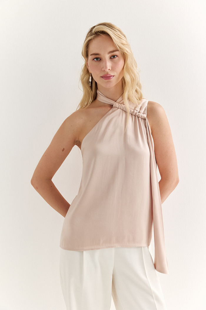 Топ с ассиметричной завязкой переходящей в шарф