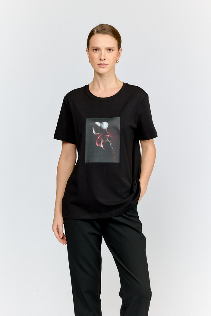 Футболка с ярким цветочным принтом прямого кроя из черного хлопкового трикотажа. Мягкий материал обеспечивает идеальную посадку и приятные тактильные ощущения. Универсальный дизайн делает футболку отличным выбором для создания как повседневных, так и спортивных образов.