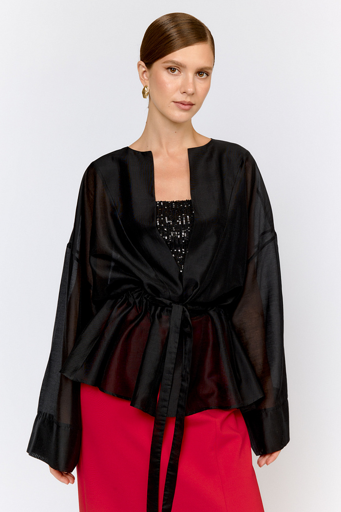 Нарядная блуза из полупрозрачной ткани на кулиске по талии и широкими рукавами большого объема с широкими манжетами по низу дополнит образ с брюками, юбками и платьями в качестве верхнего слоя или в дополнении с топом.  Выполнена из легкой полупрозрачной ткани из тенселя  с содержанием шёлка. Тенсель  -  волокно растительного происхождения, получаемое из древесины эвкалипта по экологически чистому технологическому процессу. Отличается  воздухопроницаемостью и гигроскопичностью.  Шёлк обеспечивает роскошный внешний вид и пластичность ткани.  Преимущества ткани: шелковистая поверхность ткани с жемчужным переливом выглядит премиальное и нарядно. Легкая прозрачность делает образ трендовым.