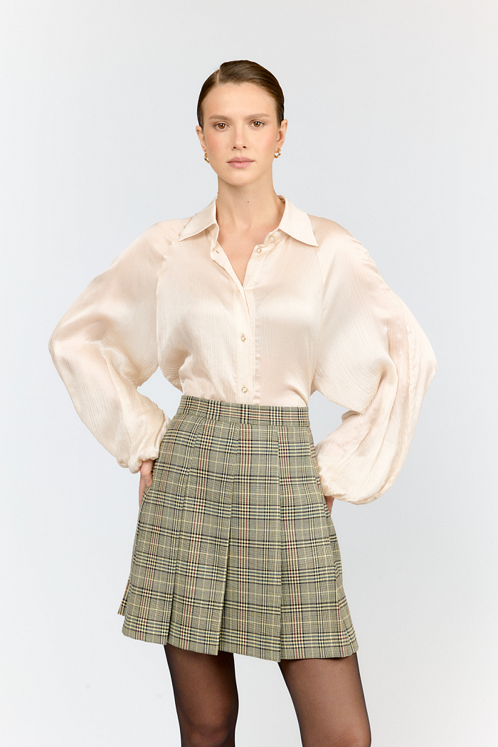 Мини-юбка в стиле шотландки станет ярким акцентом любого гардероба. Плиссированный крой и посадка на талии создают женственный силуэт. Можно стилизовать как с классическими блузами, так и с современными топами. Премиальное качество ткани гарантирует комфорт и долговечность изделия.