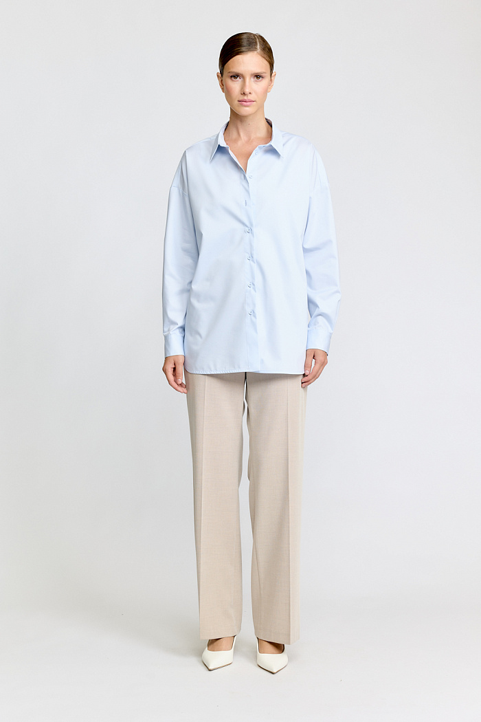 Рубашка прямого силуэта со спущенной линией плеча.