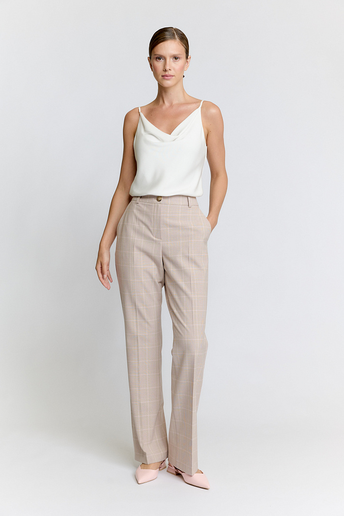 Классические зауженные книзу брюки с посадкой на талии.