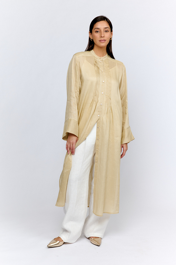 Платье-рубашка прямого силуэта длиной миди. По полочке декоративные складки. Рукав 3/4. Воротник стойка. Низ фигурный.