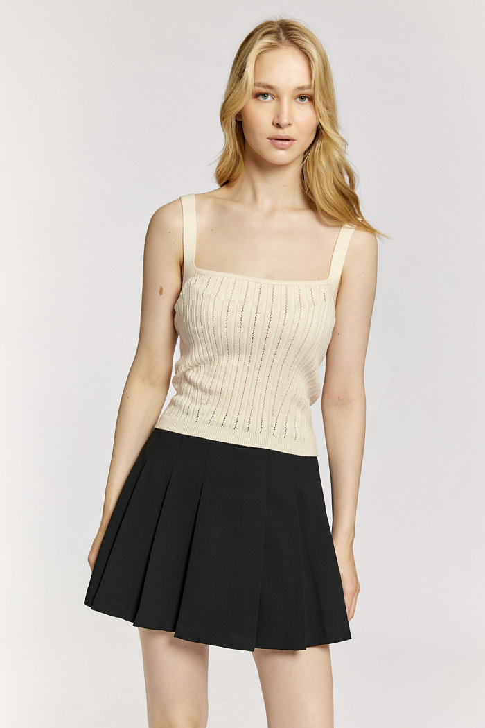 Кроп топ с квадратной линией горловины.