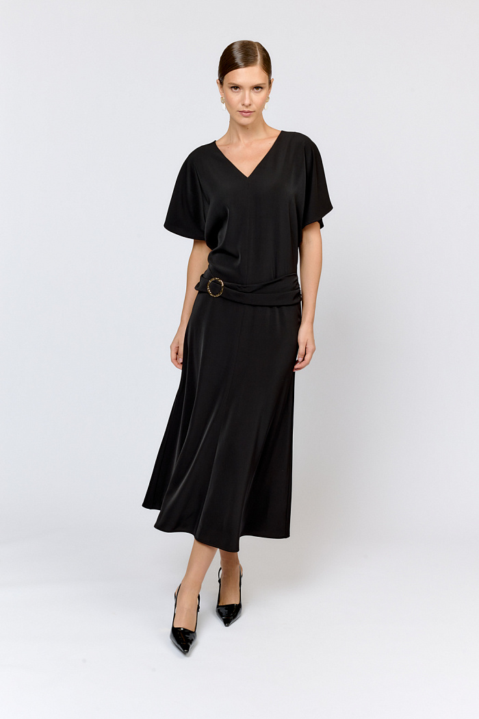Струящееся платье свободного кроя с цельнокроеными рукавами и открытой горловиной с V-образным вырезом горловины. Модель с декоративной пряжкой на притачном поясе со сборкой по бокам. Выполнено из эластичной плательной ткани. Полиэстер придает ткани устойчивость к сминанию и хорошо держит форму. Что позволяет изделию сохранять опрятный вид в течении дня.  Глубокий черный цвет не тускнеет после стирки. Спандекс добавляет эластичность, обеспечивая идеальную посадку по фигуре. Преимущества ткани: новое современное качество с мягким блеском и благородной фактурой. Ткань легкая, приятна к телу, красиво драпируется при движении. Глубокий черный оттенок придает изделию благородный вид.