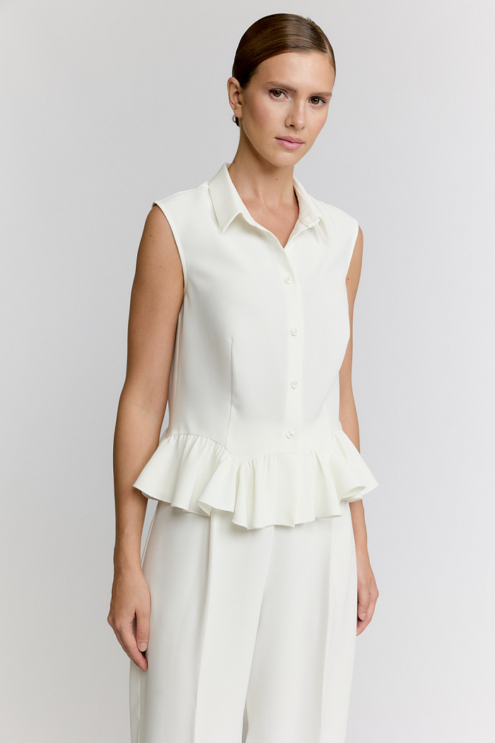 Укороченный топ с фигурными рюшами по низу и с застёжкой на пуговицы.