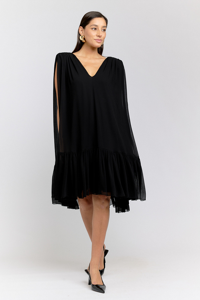 Роскошное платье свободного силуэта с драпировками на плечах и разной длиной по подолу.  Игривое и легкое, летящее платье для ярких образов, которое будет привлекать восхищенные взгляды.