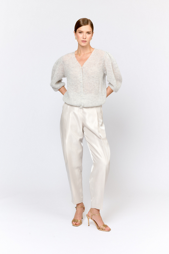 Легкий кардиган с центральной застежкой на пуговицы, V-образной горловиной и укороченным рукавом. Выполнен в премиальной пряже в составе которой, мохер и шерсть. Невесомый на вид, кардиган теплый и уютный. Мохер обладает множеством преимуществ: он легкий, обладает натуральным блеском, прочностью и долговечностью, отлично удерживает тепло. Кроме того, мохер устойчив к скатыванию и деформации. Модель кардигана умеренного объема с укороченным рукавом, идеальна для вечерних образов.