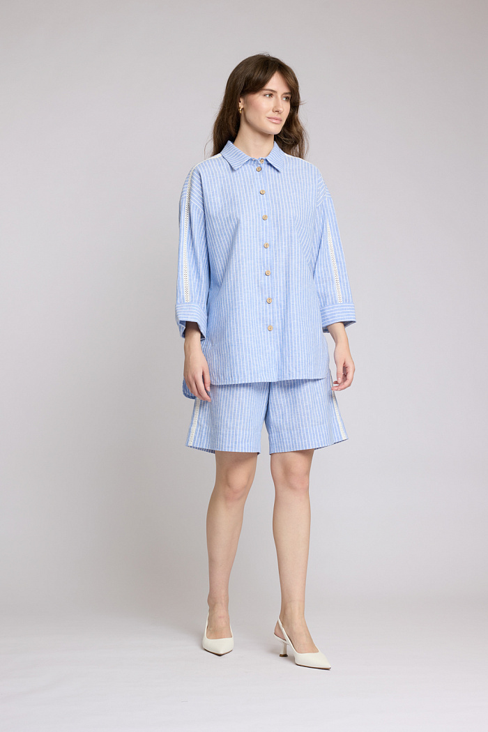 Шорты свободного силуэта на поясе и резинке. Карманы по бокам. Длина до середины бедра.