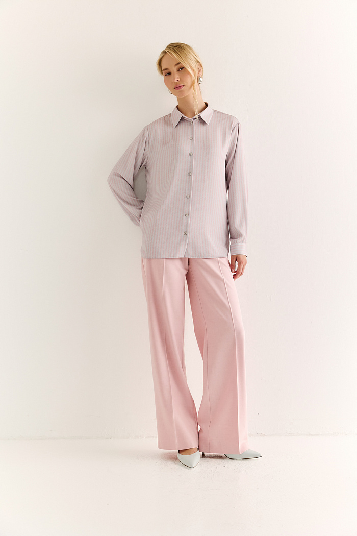 Идеальные брюки на каждый день — и на всю жизнь. Классические брюки прямого кроя с посадкой на талии — основа гардероба современной женщины. Аккуратные стрелки визуально вытягивают силуэт, подчёркивая стройность ног, а высокая посадка акцентирует талию и создаёт элегантный, собранный образ. Модель идеально садится по фигуре благодаря вытачкам и продуманной конструкции пояса. Универсальная длина и лаконичный фасон делают брюки безупречной парой как для делового жакета, так и для расслабленного трикотажа или шелковой блузы. Брюки, которые работают на ваш стиль.