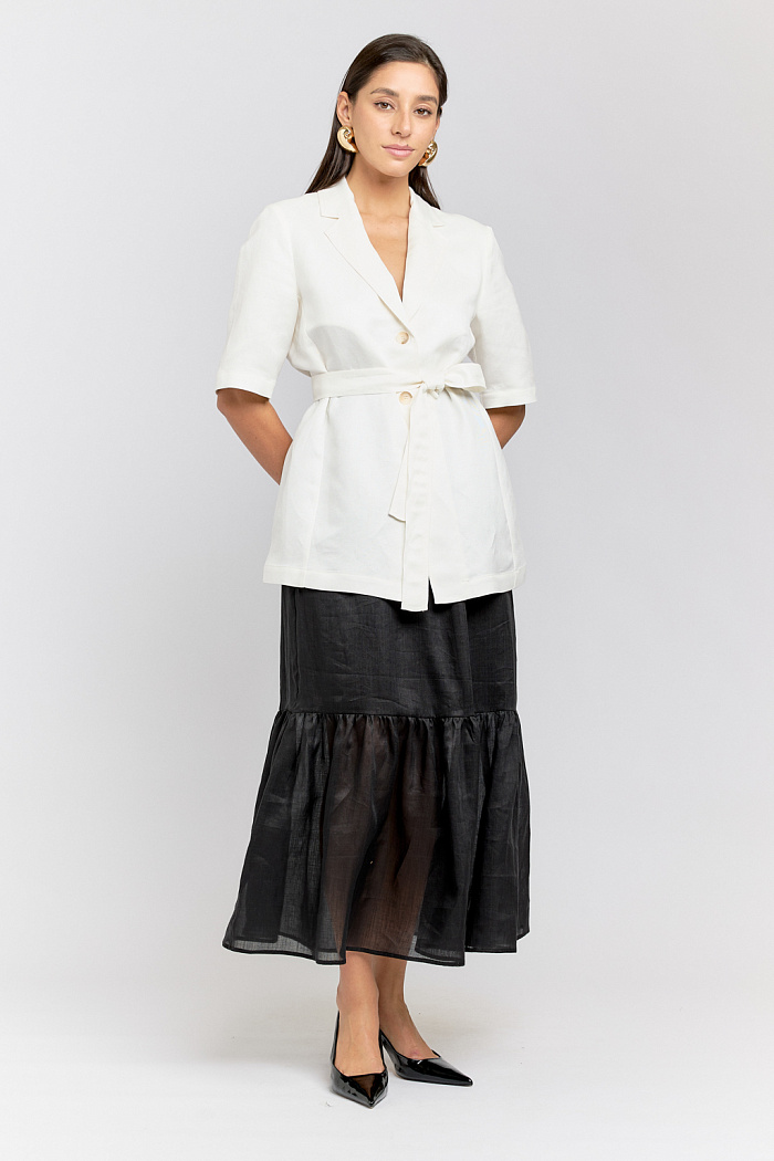 Жакет однобортный с коротким рукавом. Застежка на две пуговицы и пояс из основной ткани.