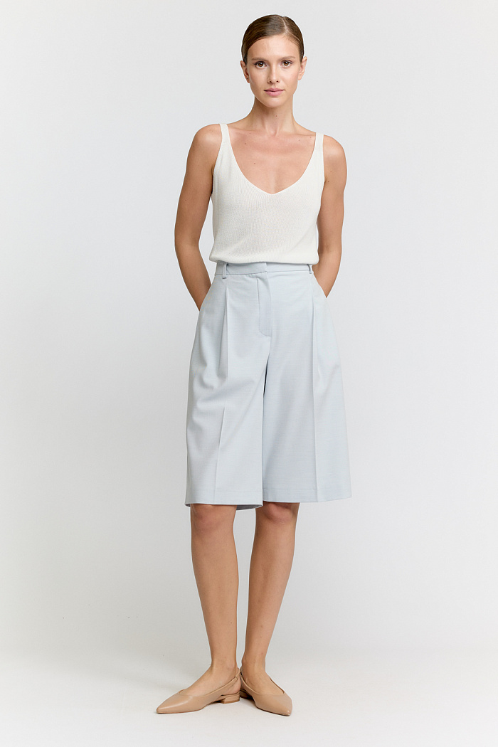 Широкие бермуды с одной складкой по поясу талии.