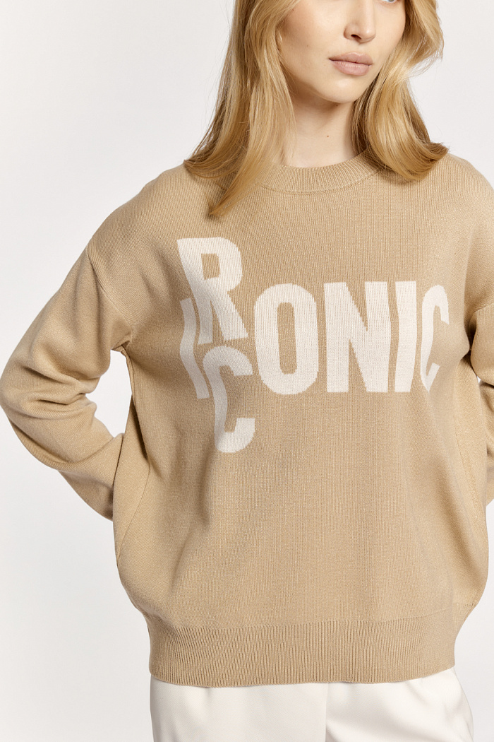 Джемпер со спущенной линии плеча прямого силуэта. Рукав стандартный длины. По полочке расположена надпись.