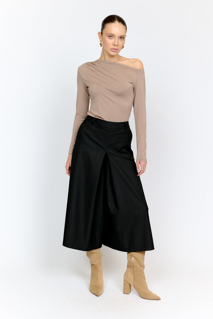 Кюлоты А-силуэта на отрезном поясе со встречными складками спереди из костюмной ткани в полоску послужат прекрасной альтернативой юбкам и стильно согреют осенью.