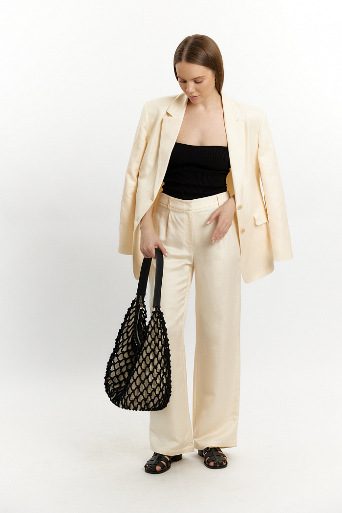 Брюки прямого силуэта стандартной длины с застежкой на молнию спереди.