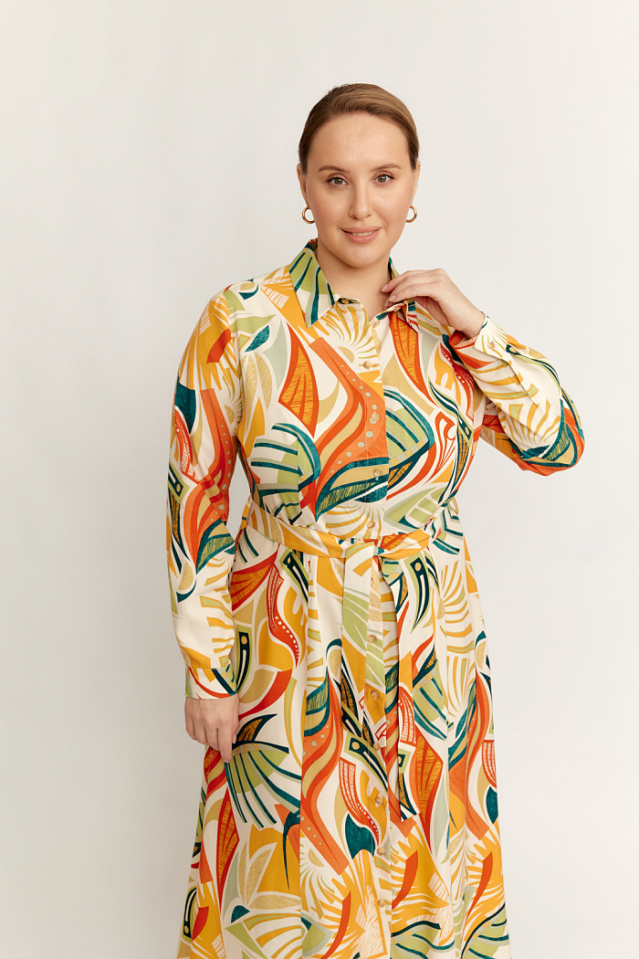 Платье-рубашка с поясом и юбкой шестиклинкой. На груди два накладных кармана. Рукав длинный. Длина макси.