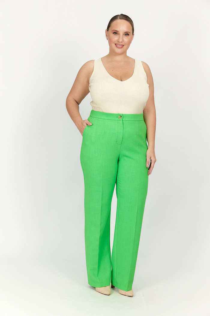 Брюки прямого силуэта с резинкой по спинке полной длины.