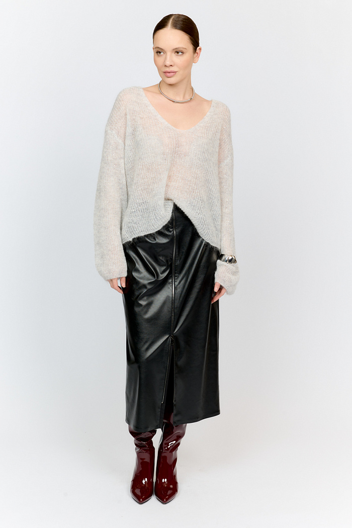 Воздушный светло - серый джемпер - паутинка из мягкой пряжи с мохером с мелкими деликатными пайетками. Модель с V-образным вырезом горловины, свободного силуэта прекрасно встроится в современные образы.