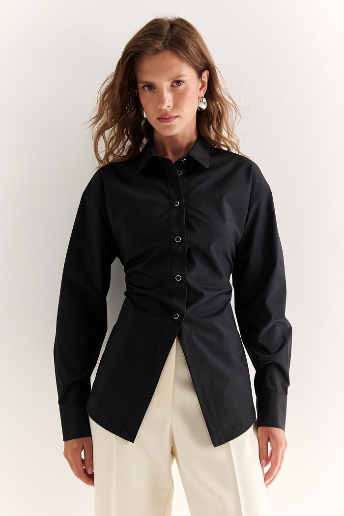 Рубашка со шнуровкой на спинке: силуэт, который запоминается. Эта рубашка — не просто базовая вещь, а выразительный элемент гардероба. Приталенный крой подчёркивает фигуру, а  шнуровка на спинке делают акцент на талии, формируя женственный, динамичный силуэт. Фигурный низ добавляет лёгкости, а строгий воротник и манжеты — контрастной строгости. Носите с классическими брюками, юбкой-карандашом или джинсами — для эффектного образа в стиле «интеллектуальный романтизм». Изысканная сложность, которая читается с первого взгляда.