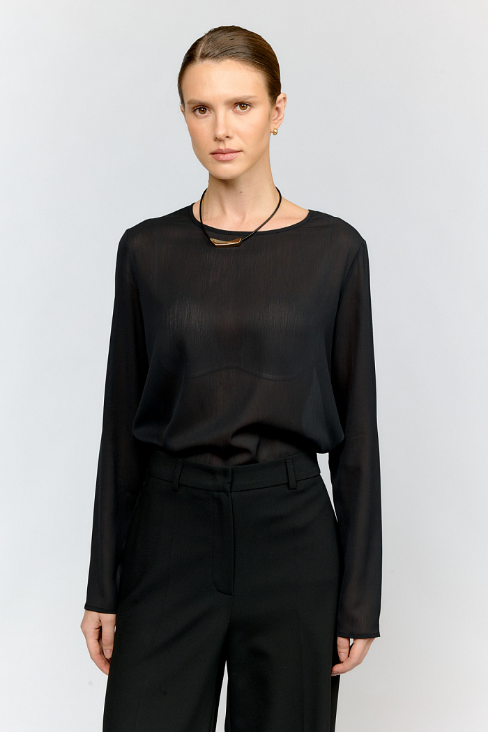 Блуза прямого силуэта из крэш-шифона черного цвета с округлым вырезом. Универсальная база для первого слоя в деловых образах.