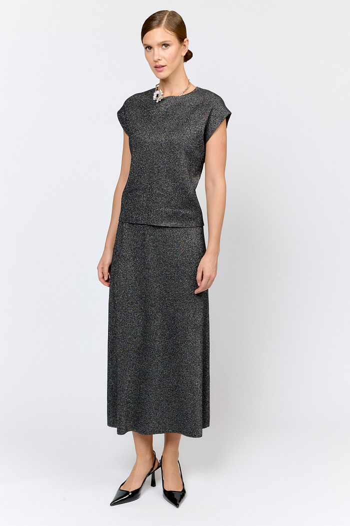 Джемпер со спущенным плечом без рукавов, с круглым вырезом, свободного кроя. Качественный материал с вискозой и эластаном в составе обеспечивает комфорт и безупречную посадку. Универсальный предмет гардероба, который легко впишется в любой стиль.